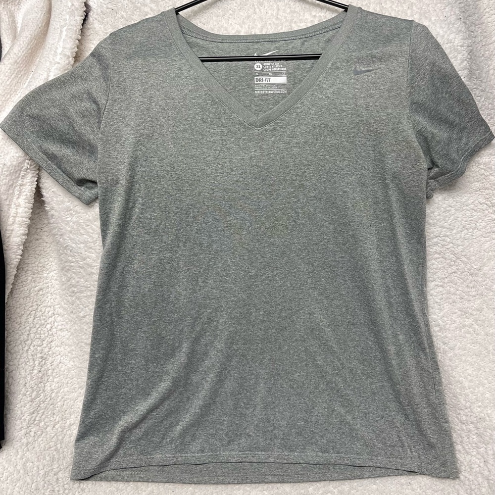 NIKE Like new Size XL gray “The Nike Tee” Athletic cut tee
